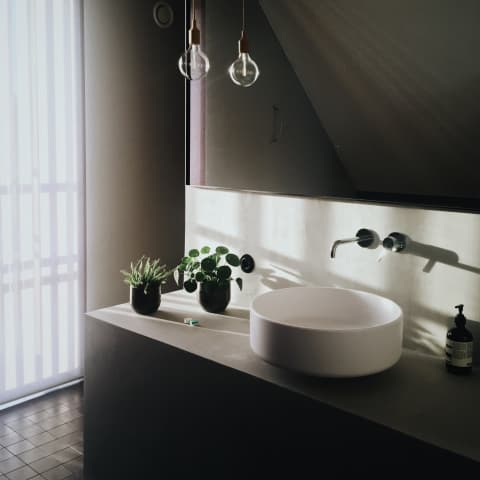 bathroom featuring a mirror and a sink